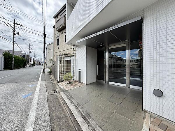 【エントランス】幅員にゆとりある前面道路。視界が広がり、確かな開放感があります。