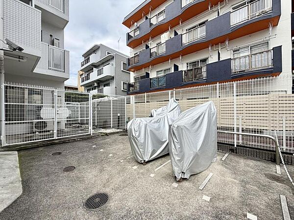 【バイク置き場】しっかりと管理が行き届いており、いつも共用部は綺麗に保たれています。