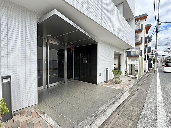 【エントランス】ゆとりあるフラットアプローチ。日々の歩みも優雅に迎えるエントランス。