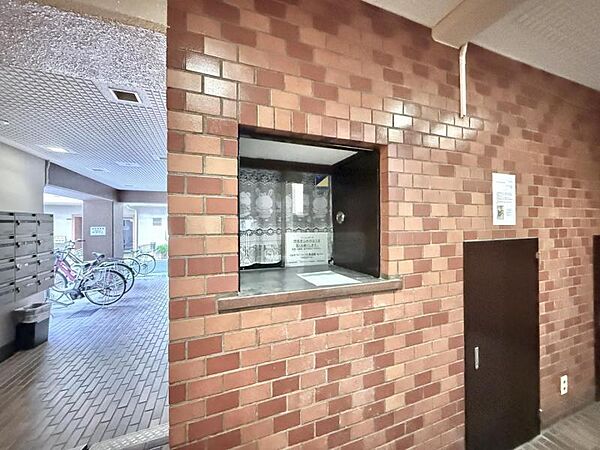 【エントランス】清潔感のある明るいエントランスが、毎日の帰宅を心地よく迎えてくれます。