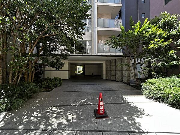 【エントランス】落ち着いた雰囲気のエントランスです。