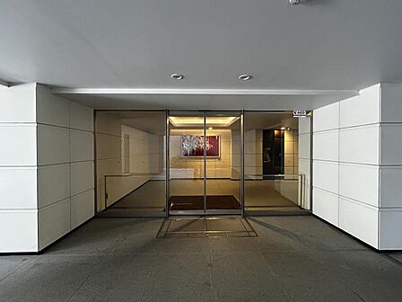 【エントランス】分譲マンションらしい品のあるエントランスです。