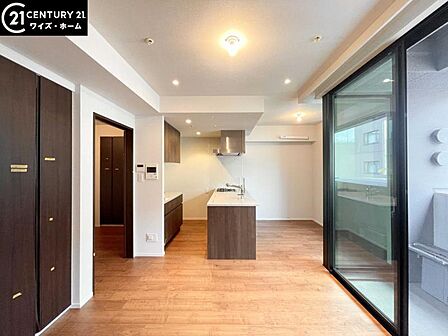 【リビング:13帖】デザイン性はもちろん機能性にもこだわって、暮らしを便利にする工夫が随所に施されています。