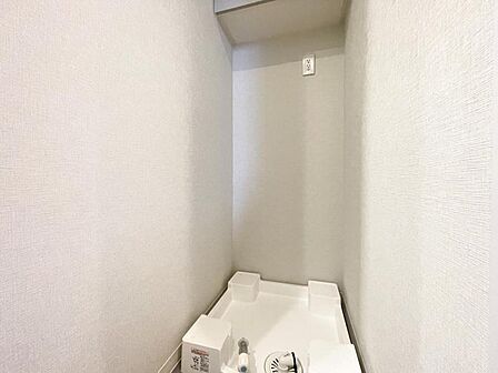 【洗面所】大型ドラム式洗濯機も設置可能なランドリースペース。