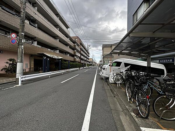 【エントランス】周囲が遮るもののないオープンな空間になっており、車側からも歩行者側からもお互いが視界に入りやすいです。