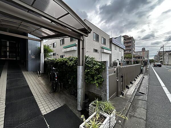【エントランス】都会の利便性を享受しながらも、一歩奥へ入れば心安らぐ静穏な暮らしが手に入ります。