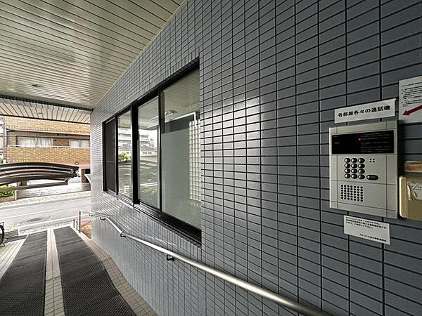 【エントランス】スロープ完備。長く住み続けたい安心の構え。