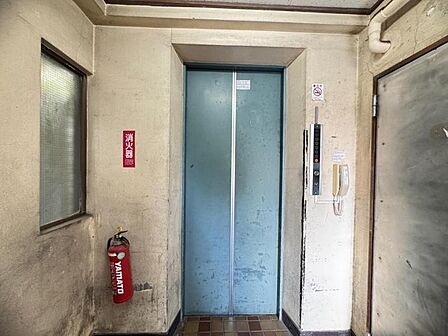 優雅さも感じられる重厚で高級感のあるエントランスです。