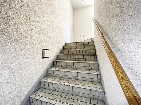 【エントランス】共用部の階段です。明るく清潔に管理されています。