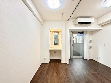 【洋室】作業台にもなるカウンター付きです。