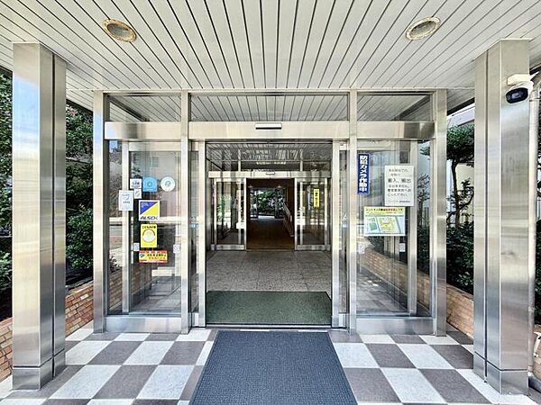 【エントランス】建物の顔となる上品なエントランス。