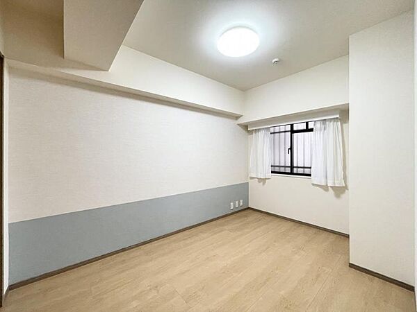 【洋室：5.5帖】分譲ならではのしっかりとした建具が印象的です。