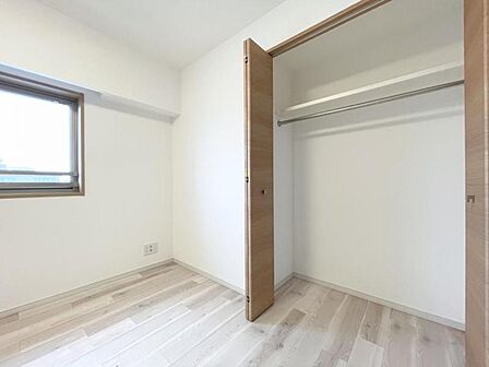 【収納】 大型のクローゼット完備。衣類だけではなく上部にバッグなどの小物、下部には季節の家電やスーツケース等スッキリと収納可能です