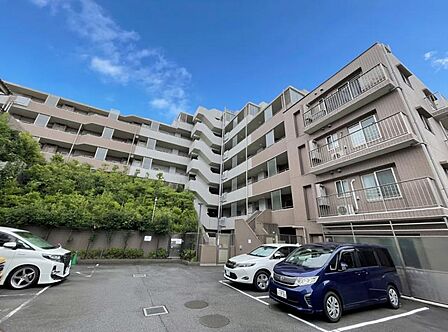 【駐車場】 車の出し入れもスムーズな使い勝手の良い駐車スペースです。