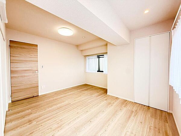 【洋室：8.4帖】　一日の疲れをいやしてくれる主寝室。時を忘れて過ごす場所として過ごせるお部屋です。