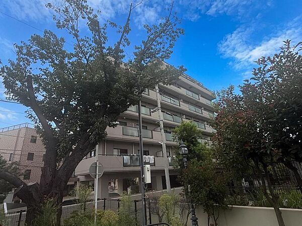【外観】　落ち着いた色合いで、周囲の街並みに馴染む外観です。