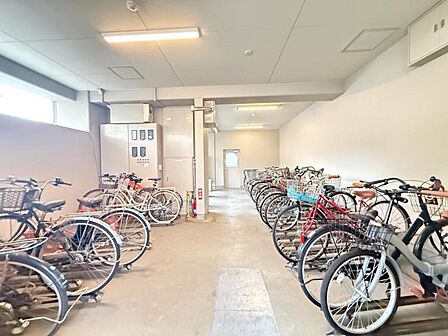 【駐輪場】 屋根付きの駐輪場は雨の日などにとても重宝します。