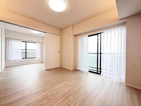 【洋室：4.8帖】リビングと隣り合う洋室。趣味の部屋にもお子様の部屋にも出来る汎用性があります。