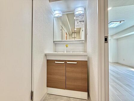 【洗面所】 大きな鏡面付きで、空間が広く感じられる洗面台です。
