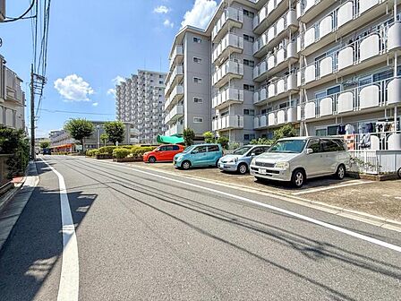 【外観】 陽光をたっぷりと取り込む明るい住空間。圧迫感がなく街並みに馴染む落ち着いた佇まい。