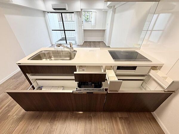 【キッチン】　シンプルで使いやすい設計のキッチン。毎日の料理が快適に。