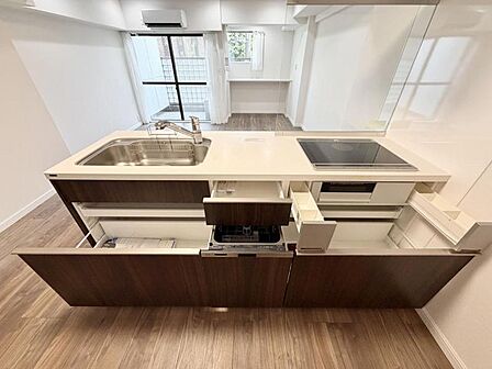 【キッチン】 シンプルで使いやすい設計のキッチン。毎日の料理が快適に。