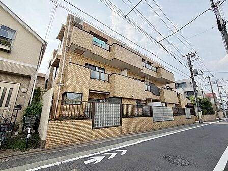 【外観】 周囲の街並みと調和する落ち着いた色調。上質な日常を予感させる。