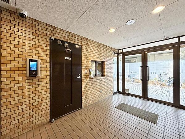 【エントランス】　優雅さも感じられる重厚で高級感のあるエントランスです。