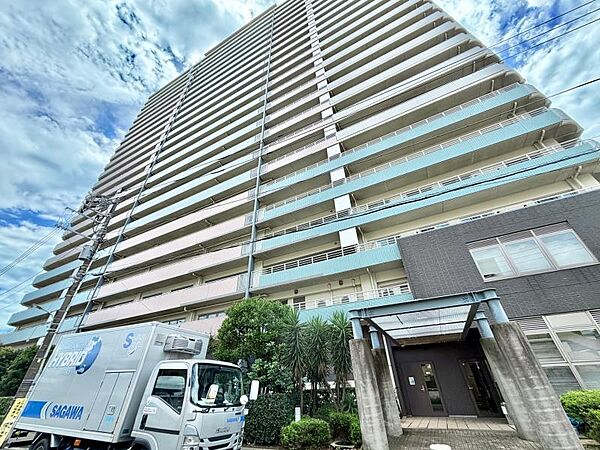 【外観】　大規模レジデンスならではの開放感。全方位に配慮された意匠美。
