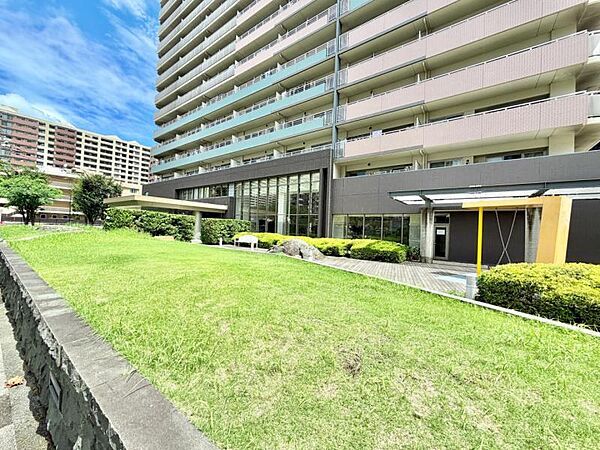 【エントランス】　緑豊かなエントランスが日常に満足感を与えてくれます