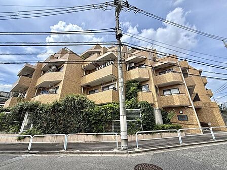 【外観】静かな住宅街に映える、端正なマンション。暮らしの舞台にふさわしい、落ち着きと品格を備えています。
