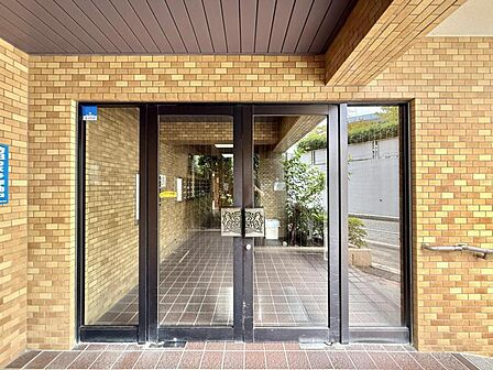 【エントランス】重厚な扉の向こうに広がる、プライベートな寛ぎへと続く道。