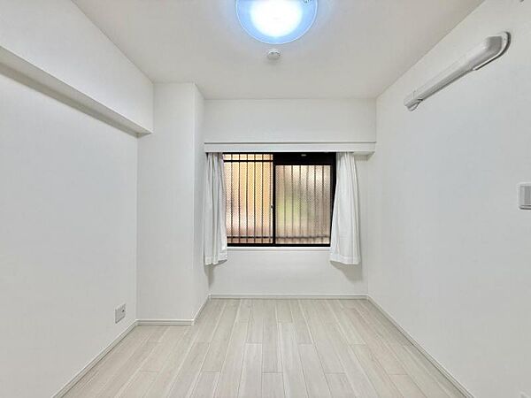 【洋室：4.4帖】シンプルで落ち着いた洋室は、夫婦の寝室に。一日の終わりに、ほっとひと息つけるプライベート空間です。