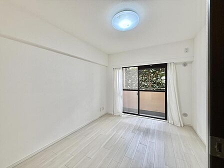 【洋室:5.8帖】どんな家具にも調和する明るく落ち着いた内装 大切な時間を豊かに、快適にお過ごしいただけます。