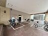 エントランス：【駐輪場】屋内自転車置き場のため雨風の影響を受けにくく、保管環境も良好です。