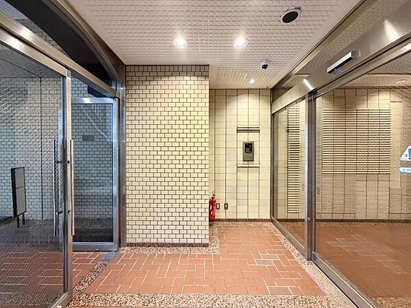 【エントランス】暮らしの質は入り口で決まる。開放感と防犯性を兼ね備えた意匠。