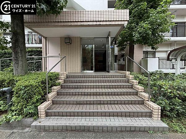 【エントランス】しっかりと管理が行き届き開放感があり明るいマンションの顔