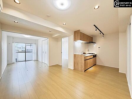 【LDK:10.0帖】新築同様の心地よさを。最新の住設が揃う快適なリビング。