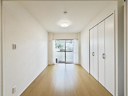 【洋室:4.5帖】気持ちのいい風が吹き込む洋室。のんびりと読書をしたり、趣味に没頭できる空間です。