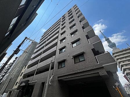 【外観】陽光をたっぷりと取り込む明るい住空間。圧迫感がなく街並みに馴染む落ち着いた佇まい。