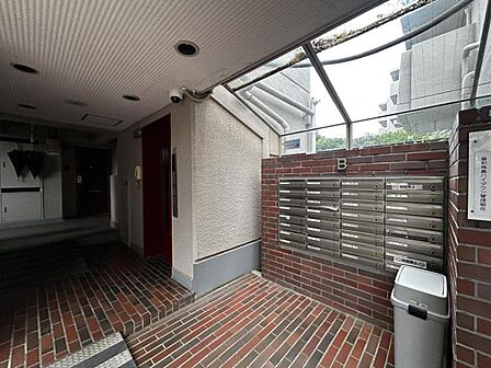 【エントランス】宅配ボックス付きで、お忙しい方にも嬉しい設備です。