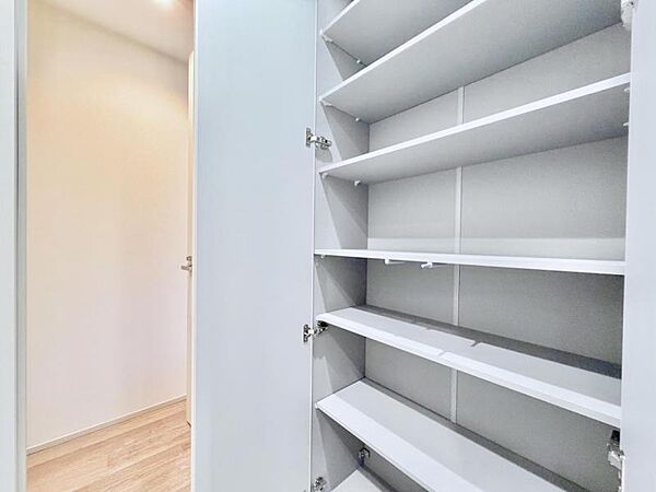 【洗面所】　日用品のストックも大容量収納できる便利な収納スペースつき。清潔感のあるカラーで統一されています