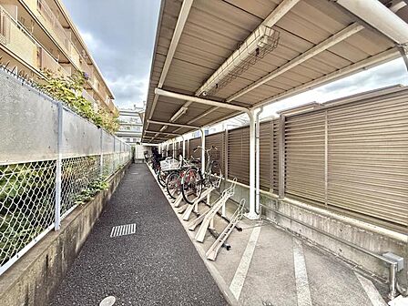 【駐輪場】屋根付きの駐輪場は雨の日などにとても重宝します。