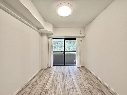 【洋室:6帖】シンプルな内装で家具の配置もしやすい空間です。