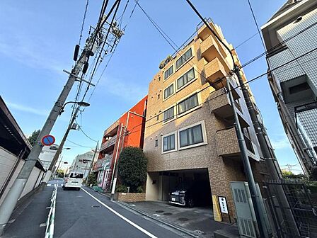 【外観】周囲の街並みと調和する落ち着いた色調。