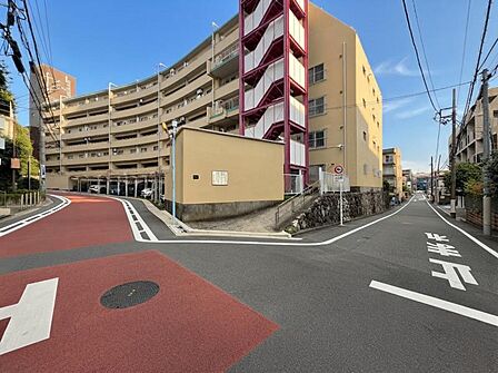 【外観】静かな住宅街に映える、端正なマンション。暮らしの舞台にふさわしい、落ち着きと品格を備えています。