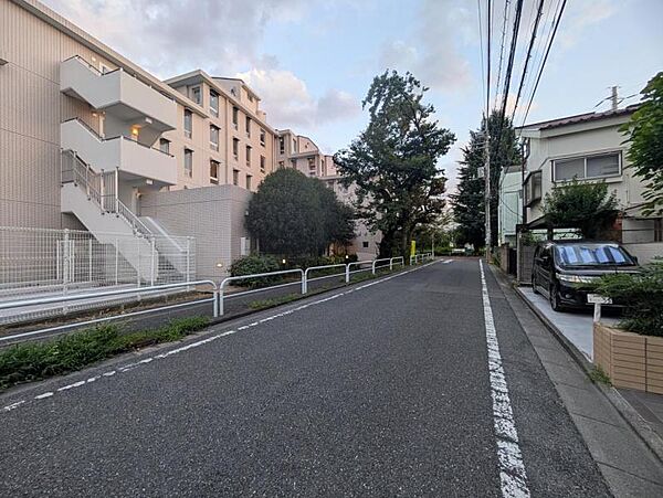 【エントランス】幅員にゆとりある前面道路。視界が広がり、確かな開放感があります。