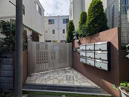 【エントランス】住まいへと続く落ち着いた導入空間。