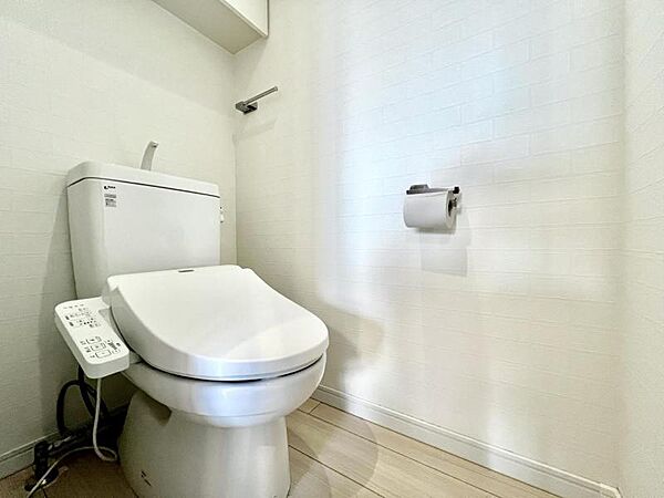 収納付きで、トイレットペーパーや掃除道具もすっきり収納できます。