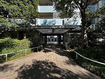 清潔感のあるシンプルな外観が魅力的な物件です。